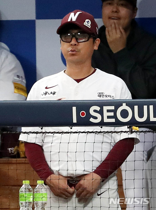 【서울=뉴시스】추상철 기자 = 6일 오후 서울 구로구 고척스카이돔에서 열린 '2018 KBO리그' 두산베어스와 넥센히어로즈의 경기. 넥센 장정석 감독이 경기를 지켜보고 있다. 2018.06.06. scchoo@newsis.com