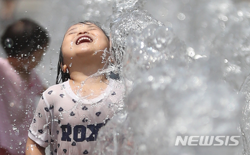 【서울=뉴시스】임태훈 기자 = 낮 최고 기온이 30도를 웃돌며 무더위가 기승을 부린 6일 오후 서울 광화문광장 분수대에서 어린이들이 물놀이를 하며 즐거운 시간을 보내고 있다. 2018.06.06.taehoonlim@newsis.com
