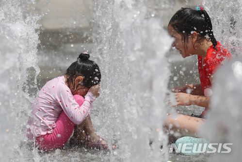 【서울=뉴시스】임태훈 기자 = 낮 최고 기온이 30도를 웃돌며 무더위가 기승을 부린 6일 오후 서울 광화문광장 분수대에서 어린이들이 물놀이를 하며 즐거운 시간을 보내고 있다. 2018.06.06.taehoonlim@newsis.com