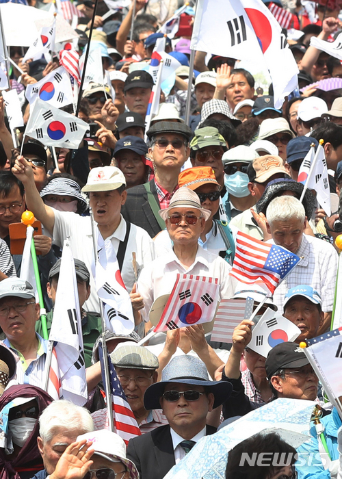 【서울=뉴시스】임태훈 기자 = 6일 오후 서울 종로구 교보빌딩 앞에서 열린 '자유민주주의 수호 국민대회'에서 보수단체 회원들이 태극기와 성조기를 들고, 구호를 외치고 있다. 2018.06.06.taehoonlim@newsis.com