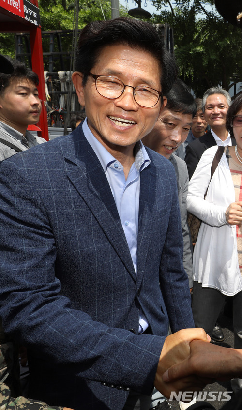 【서울=뉴시스】임태훈 기자 = 김문수 자유한국당 서울시장 후보가 6일 오후 서울 종로구 교보빌딩 앞에서 열린 '자유민주주의 수호 국민대회' 참석자들과 인사하고 있다. 2018.06.06.taehoonlim@newsis.com