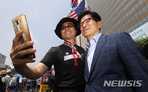 【서울=뉴시스】임태훈 기자 = 김문수 자유한국당 서울시장 후보가 6일 오후 서울 종로구 교보빌딩 앞에서 열린 '자유민주주의 수호 국민대회' 참석자와 사진을 찍고 있다. 2018.06.06.taehoonlim@newsis.com