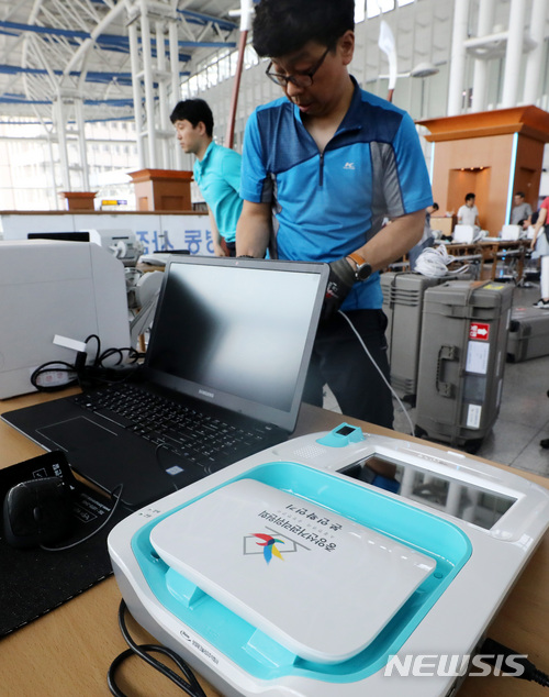 【서울=뉴시스】이영환 기자 = 제7회 전국동시지방선거 및 국회의원 재·보궐선거를 일주일 앞둔 6일 오후 서울역 3층 맞이방에서 선관위 관계자들이 사전투표소 설치 작업을 하고 있다. 사전투표는 8일 9일 오전 6시 부터 오후 6시까지 사전투표소에서 진행된다. 2018.06.06.&nbsp; 20hwan@newsis.com