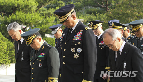 【서울=뉴시스】김진아 기자 = 한미연합사령부 빈센트 브룩스 사령관과 김병주 부사령관을 비롯한 한미장군 및 대령장교들이 제 63주년 현충일을 맞아 6일 서울 동작구 국립서울현충원을 찾아 참배하고 있다. 2018.06.06. (사진=한미연합사령부 제공) photo@newsis.com