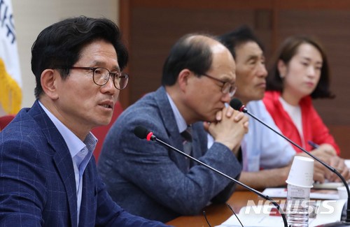 【서울=뉴시스】고승민 기자 = 자유한국당 김문수 서울시장 후보가 5일 오후 서울 여의도 당사에서 자유수호탈북민연합 주관으로 열린 김문수 후보 지지 탈북민 간담회에 참석해 모두발언하고 있다. 2018.06.05. kkssmm99@newsis.com