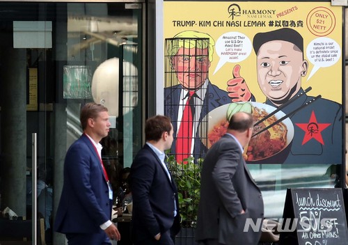 【싱가포르=뉴시스】조성봉 기자 = 북미정상회담을 엿새 앞둔 6일 오후 싱가포르 선텍시티 한 음식점에서 북미정상회담 기념 '트럼프-김정은 김치 쇠고기 볶음밥(Trump Kimchi Nasi Lemak) 특별메뉴를 판매하고 있다.식당관계자는 "오늘 준비한 재료를 다 소진할 정도로 특별메뉴가 인기가 정말 많다. 북미정상회담이 꼭 성공하길 바란다"고 말했다. 북미정상회담은 오는 12일 오전 9시(한국시간 10시)에 싱가포르 센토사섬 카펠라호텔에서 열린다. 2018.06.06.suncho21@newsis.com