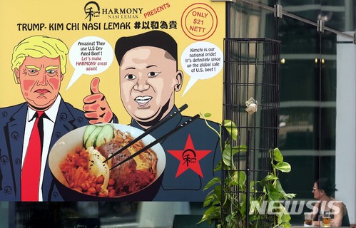 【싱가포르=뉴시스】조성봉 기자 = 북미정상회담을 엿새 앞둔 6일 오후 싱가포르 선텍시티 한 음식점에서 북미정상회담 기념  '트럼프-김정은 김치 쇠고기 볶음밥(Trump Kimchi Nasi Lemak) 특별메뉴를 판매하고 있다.식당관계자는 "오늘 준비한 재료를 다 소진할 정도로 특별메뉴가 인기가 정말 많다. 북미정상회담이 꼭 성공하길 바란다"고 말했다. 북미정상회담은 오는 12일 오전 9시(한국시간 10시)에 싱가포르 센토사섬 카펠라호텔에서 열린다. 2018.06.06.suncho21@newsis.com