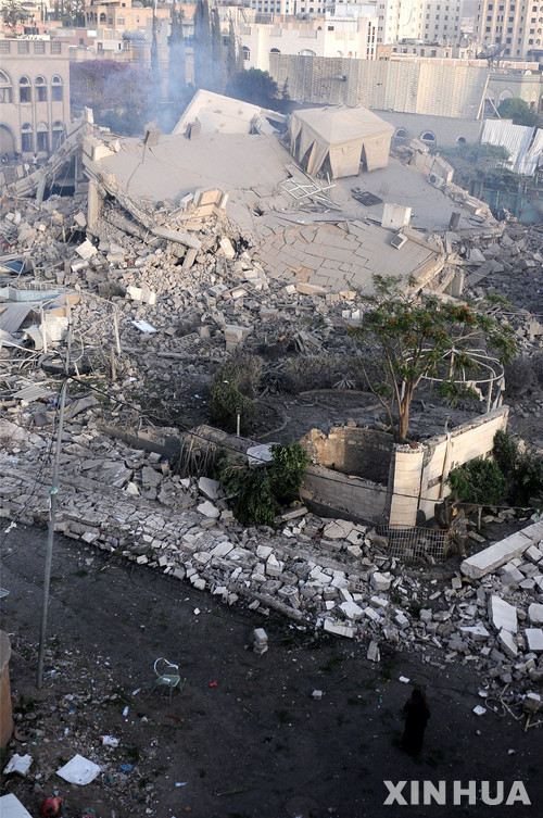 【사나( 예멘) = 신화/뉴시스】사우디 연합군의 공습으로 파괴된 예멘의 사나 도심부. 유엔의 에멘 특별대사 마틴 그리피스가 사나에서 지난 달 사흘동안 반군과의 면담을 마치고 떠난 직후 폭격이 시작되었다.