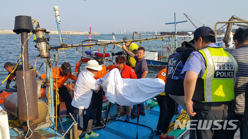 【강릉=뉴시스】김경목 기자 = 6일 오후 강원 강릉소방서 구급대원들과 경포의용소방대 전문수난구조대 대원들이 강릉시 사천항 앞바다에서 숨진 스쿠버다이버 김모(37·여·서울)씨를 구조단정에에서 구급차로 옮기고 있다. 2018.06.06. photo31@newsis.com