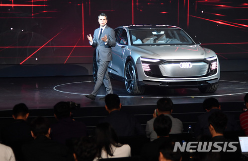 【부산=뉴시스】 하경민 기자 = 6일 오후 부산 기장군 힐튼부산호텔에서 열린 '아우디 비전 나잇'(Audi Vision Night)에 참석한 아우디 코리아 세드릭 주흐넬 사장이 2018 부산국제모터쇼에 선보일 예정인 레벨4 자율주행 전기 컨셉트카 '아우디 일레인'을 국내 처음으로 공개하고 있다.&nbsp; 아우디 코리아는 오는 8일 공식 개막하는 '2018 부산국제모터쇼'에서 3종의 컨셉트카와 코리아 프리미어 모델인 '아우디 A8', '아우디 Q5', '아우디 Q2', '아우디 TT RS 쿠페' 등 총 11대의 신차를 공개한다고 밝혔다. 2018.06.06. yulnetphoto@newsis.com