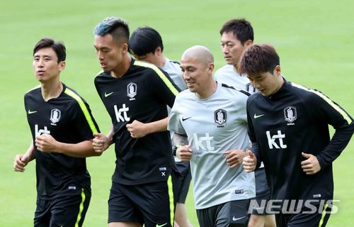 【레오강(오스트리아)=뉴시스】고범준 기자 = 2018 러시아월드컵에 출전하는 한국 축구대표팀 구자철(왼쪽부터), 김신욱, 차두리 코치, 기성용이 6일(현지시간) 오후 전지훈련 캠프인 오스트리아 레오강 스타인베르그 스타디온에서 가벼운 런닝을 하며 있다. 월드컵 대표팀은 두 번의 평가전(7일 볼리비아, 11일 세네갈-비공개)을 치른뒤 오는 12일 러시아 내 베이스캠프인 상트페테르부르크(Saint Petersburg)에 입성한다. 2018.06.06. bjko@newsis.com