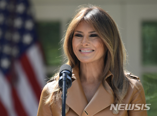 【워싱턴=AP/뉴시스】미 퍼스트 레이디 멜라니아 여사가 지난 5월7일 백악관 로즈가든에서 연설하고 있다. 멜라니아 여사는 17일(현지시간) 미국은 모든 법을 지키는 나라가 돼야 하지만 동시에 (따뜻한)가슴으로 통치하는 나라가 돼야 한다고 말했다. 이는 남편인 도널드 트럼프 대통령의 불법 입국자 자녀를 부모들과 강제 격리시키는 정책을 비난한 것으로 받아들여져 미 국민들 간에 감정적 논란을 부르고 있다. 2018.6.18