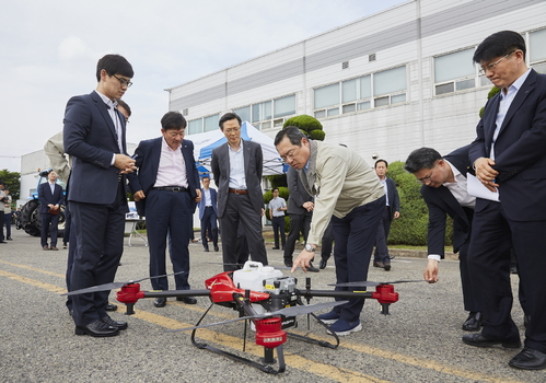 구자열 LS그룹 회장이 지난 5일 LS엠트론 전주사업장을 방문해 드론 기술을 체험하고 있다. 사진=LS그룹 제공