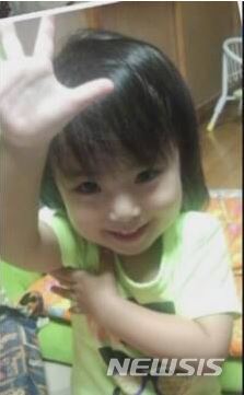 【서울=뉴시스】지난 3월 일본 도쿄 메구로(目黑)구에서 부모의 학대로 숨진 5살 여자아이 후나토 유아(船戶結愛)가 '잘못했어요' '용서해 주세요' '앞으로는 바보처럼 놀지만 않고 더 잘하겠어요' 등 부모에게 용서를 호소하는 글을 적었던 노트가 발견돼 일본 국민들을 가슴아프게 하고 있다. 숨진 후나토 유아의 페이스북 사진. <사진 출처 : 페이스북> 2018.6.7