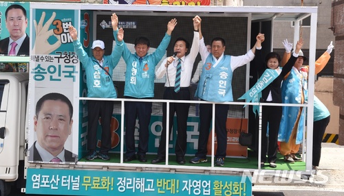 【울산=뉴시스】배병수 기자 = 손학규 바른미래당 상임선대위원장(가운데)이 7일 오후 울산시 동구 남목시장에서 이영희 울산시장 후보와 송인국 동구청장 후보에 대한 지지를 호소하고 있다. 2018.06.07. bbs@newsis.com