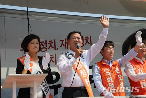 【울산=뉴시스】박일호 기자 = 민중당 김창현 울산시장 후보(왼쪽 두번째)가 7일 오후 울산시 북구 명촌동 하이마트 사거리 일대에서 유세연설을 하고 있다. 2018.06.07. (사진=민중당 제공) photo@newsis.com