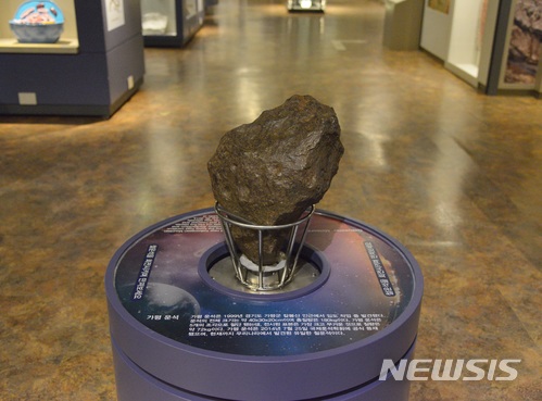 【대전=뉴시스】김양수 기자 = 8일부터 국립중앙과학관 자연사관에 전시되는 가평 운석. 이번에 공개되는 가평 운석은 지난 1999년 경기도 가평군 칼봉산 인근에서 임도 작업 중 발견된 국내 유일의 철운석으로 질량이 약 72㎏에 이른다.2018.06.07(사진=국립중앙과학관 제공) photo@newsis.com