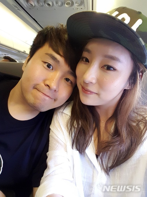 &nbsp;&nbsp; 【안동=뉴시스】김진호 기자 = 경북 안동의료원 응급의학과의 채민석(31) 과장 부부가 지난 11일 휴가 중 라오스행 티웨이 항공 소속 비행기에서 응급환자를 구조한 사실이 뒤늦게 알려져 화제가 되고 있다. 사진은 채민석 과장과 부인 이윤미씨가 당일 기내에서 찍은 셀카. 2018.06.07 (사진=안동의료원 제공) photo@newsis.com