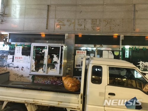 【서울=뉴시스】김가윤 수습기자= 임대료 문제로 갈등을 겪고 간판이 사라진 ‘궁중족발’ 건물. 2018.06.07 (사진 = 담당 활동가 제공)yoon@newsis.com