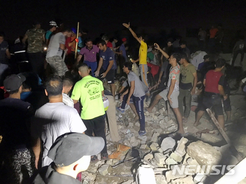 【사드르시티( 이라크)= AP/뉴시스】 6일 바그다디 인근 사드르 시티의 시아파 본거지에서 일어난 대규모 폭발이후 사람들이 폐허 속에서 희생자들을 수색하고 있다.&nbsp; 