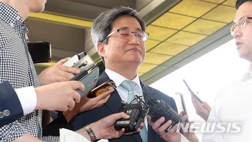 【서울=뉴시스】추상철 기자 = 김명수 대법원장이 7일 오전 서울 서초구 대법원으로 출근하고 있다. 2018.06.07.&nbsp; scchoo@newsis.com