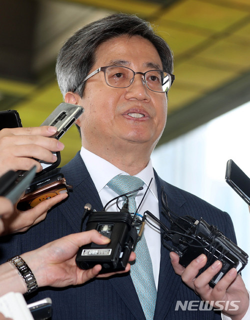 【서울=뉴시스】추상철 기자 = 김명수 대법원장이 7일 오전 서울 서초구 대법원으로 출근하며 취재진의 질문에 답변하고 있다. 2018.06.07. scchoo@newsis.com