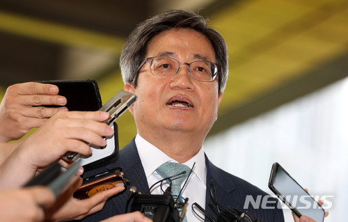 【서울=뉴시스】추상철 기자 = 김명수 대법원장이 7일 오전 서울 서초구 대법원으로 출근하며 취재진의 질문에 답변하고 있다. 2018.06.07.&nbsp; scchoo@newsis.com
