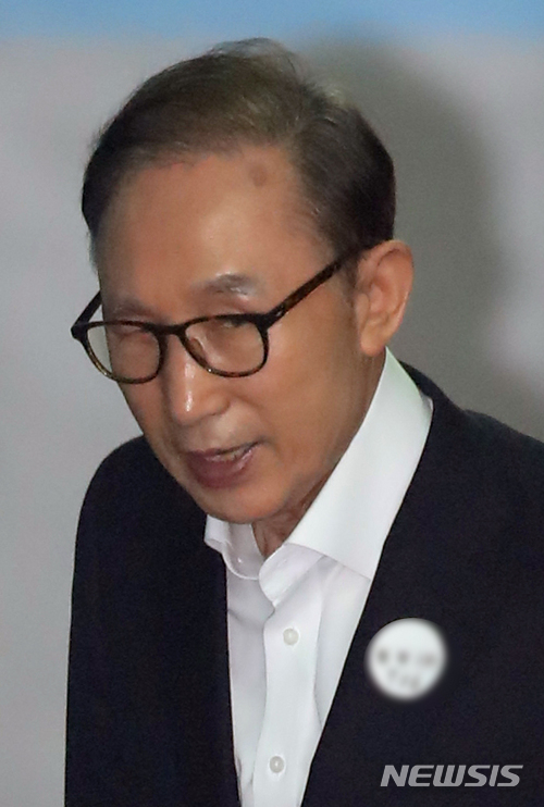 【서울=뉴시스】임태훈 기자 = '다스 의혹' 이명박 전 대통령이 7일 오전 서울 서초구 서울중앙지방법원에서 열린 3차 공판에 출석하고 있다. 2018.06.07.&nbsp; taehoonlim@newsis.com