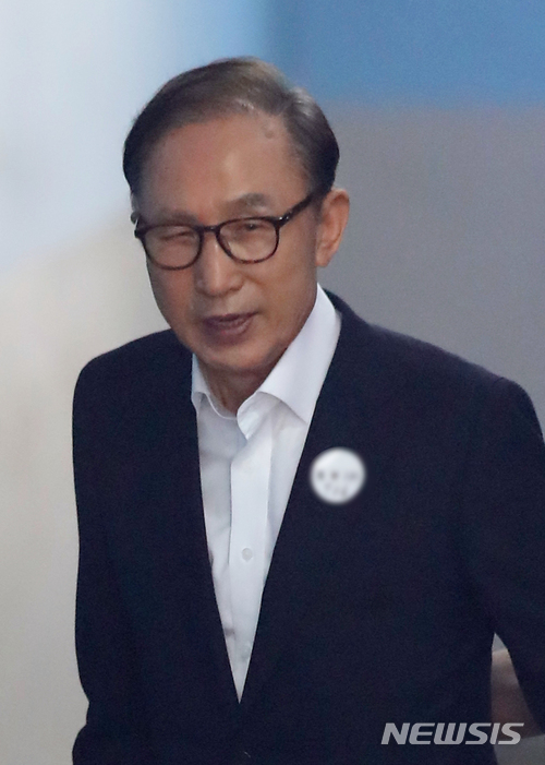 【서울=뉴시스】임태훈 기자 = '다스 의혹' 이명박 전 대통령이 지난 7일 오전 서울 서초구 서울중앙지법에서 열린 3차 공판에 출석하고 있다. 2018.06.07.&nbsp; taehoonlim@newsis.com