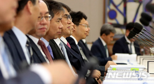 【서울=뉴시스】추상철 기자 = 양승태 전 대법원장 의혹 등 사법행정권 남용 등과 관련한 전국법원장 간담회가 열린 7일 오전 서울 서초구 대법원에서 참석한 법원장들이 간담회를 준비하고 있다. 2018.06.07. scchoo@newsis.com