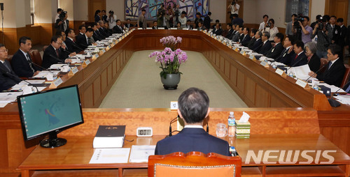 【서울=뉴시스】추상철 기자 = 양승태 전 대법원장 의혹 등 사법행정권 남용 등과 관련한 전국법원장 간담회가 열린 7일 오전 서울 서초구 대법원에서 안철상 법원행정처장을 비롯한 법원장들이 간담회를 준비하고 있다. 2018.06.07. scchoo@newsis.com