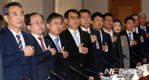 【서울=뉴시스】추상철 기자 = 양승태 전 대법원장 의혹 등 사법행정권 남용 등과 관련한 전국법원장 간담회가 열린 7일 오전 서울 서초구 대법원에서 참석한 법원장들이 국민의례를 하고 있다. 2018.06.07.&nbsp; scchoo@newsis.com