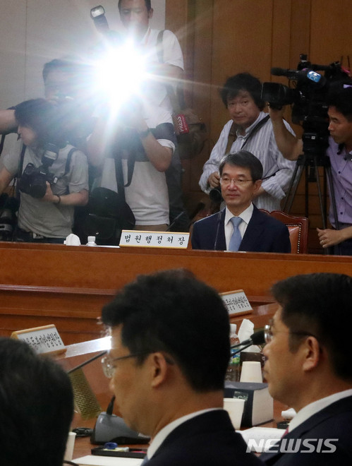 【서울=뉴시스】추상철 기자 = 양승태 전 대법원장 의혹 등 사법행정권 남용 등과 관련한 전국법원장 간담회가 열린 7일 오전 서울 서초구 대법원에서 안철상 법원행정처장을 비롯한 법원장들이 간담회를 준비하고 있다. 2018.06.07. scchoo@newsis.com