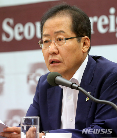 【서울=뉴시스】박영태 기자 = 홍준표 자유한국당 대표가 7일 오전 서울 중구 한국프레스센터 외신기자클럽에서 진행된 외신기자간담회에서 모두발언을 하고 있다. 2018.06.07. since1999@newsis.com