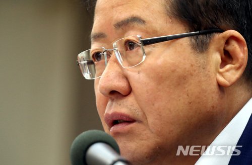 【서울=뉴시스】박영태 기자 = 홍준표 자유한국당 대표가 7일 오전 서울 중구 한국프레스센터 외신기자클럽에서 진행된 외신기자간담회에서 모두발언을 하고 있다. 2018.06.07.&nbsp; since1999@newsis.com