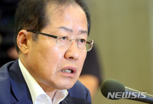 【서울=뉴시스】박영태 기자 = 홍준표 자유한국당 대표가 7일 오전 서울 중구 한국프레스센터 외신기자클럽에서 진행된 외신기자간담회에서 모두발언을 하고 있다. 2018.06.07. since1999@newsis.com