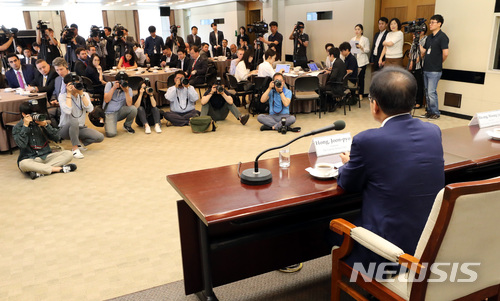 【서울=뉴시스】박영태 기자 = 홍준표 자유한국당 대표가 7일 오전 서울 중구 한국프레스센터 외신기자클럽에서 진행된 외신기자간담회에서 모두발언을 하고 있다. 2018.06.07. since1999@newsis.com