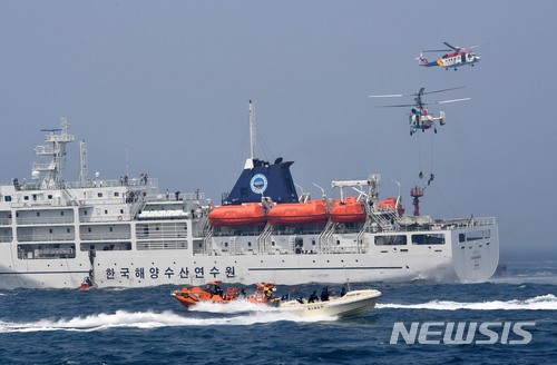 【부산=뉴시스】 하경민 기자 = 7일 부산 수영만 해상에서 열린 북태평양 6개국 해양경찰 연합훈련(MMEX)에 참가한 러시아 해경특공대가 국제여객선을 납치한 테러범 진압작전을 펼치고 있다. 한국과 중국, 일본, 러시아, 미국, 캐나다 등 북태평양 6개국 해양경찰회의(NPCGF)가 참가한 이날 훈련에는 대형함정 9척(한6, 일1, 중1, 러1), 소형 고속보트 11척, 헬기, 테러진압팀(한, 중, 러) 등이 투입됐다. 2018.06.07. yulnetphoto@newsis.com