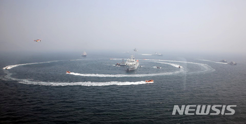 【부산=뉴시스】 하경민 기자 = 7일 부산 수영만 해상에서 열린 북태평양 6개국 해양경찰 연합훈련(MMEX)에 참가한 한·중·일·러 해경이 국제여객선을 납치 테러범 진압작전을 펼치고 있다.&nbsp;&nbsp; 한국과 중국, 일본, 러시아, 미국, 캐나다 등 북태평양 6개국 해양경찰회의(NPCGF)가 참가한 이날 훈련에는 대형함정 9척(한6, 일1, 중1, 러1), 소형 고속보트 11척, 헬기, 테러진압팀(한, 중, 러) 등이 투입됐다. 2018.06.07. (사진=남해해경청 제공) yulnetphoto@newsis.com