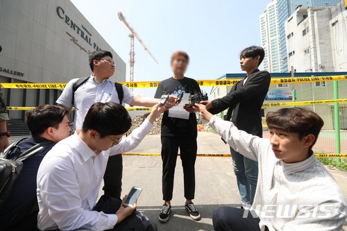 【서울=뉴시스】김선웅 기자 = 7일 서울 용산구 상가건물 붕괴사고 현장에서 2차 합동감식이 예정된 가운데 세입자 정 모씨가 입장을 밝히고 있다. 2018.06.07.&nbsp; mangusta@newsis.com