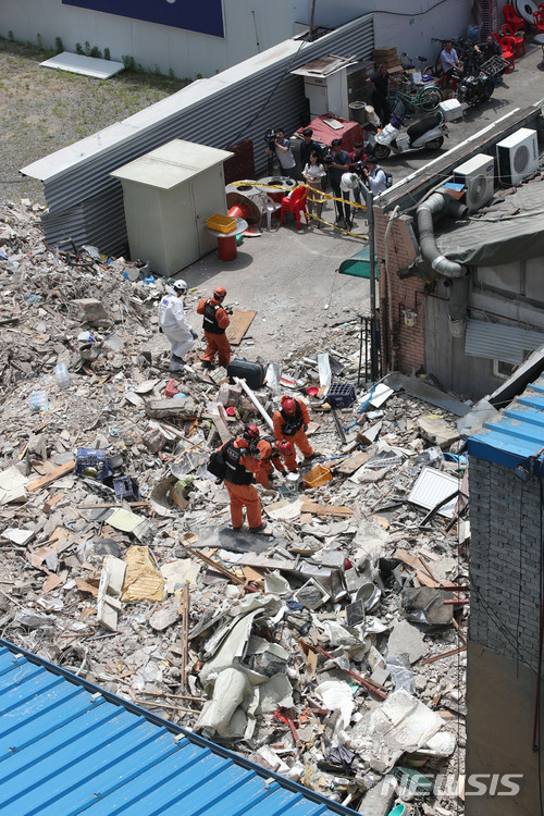 【서울=뉴시스】김선웅 기자 = 7일 서울 용산구 상가건물 붕괴사고 현장에서 소방·경찰·국과수 등 관계자들이 2차 합동감식을 하고 있다. 2018.06.07.&nbsp; mangusta@newsis.com