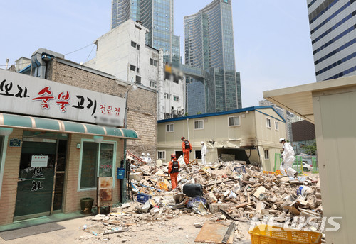 【서울=뉴시스】김선웅 기자 = 7일 서울 용산구 상가건물 붕괴사고 현장에서 소방·경찰·국과수 등 관계자들이 2차 합동감식을 하고 있다. 2018.06.07.&nbsp; mangusta@newsis.com