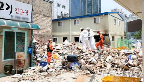 【서울=뉴시스】김선웅 기자 = 7일 서울 용산구 상가건물 붕괴사고 현장에서 소방·경찰·국과수 등 관계자들이 2차 합동감식을 하고 있다. 2018.06.07.&nbsp; mangusta@newsis.com