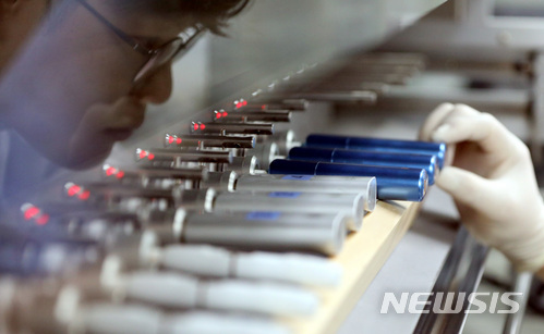 【청주=뉴시스】강종민 기자 = 7일 오전 충북 청주 식약처에서 연구원들이 국내 판매중인 궐련형 전자담배의 유해성분 분석실험을 하고 있다. 식약처는 궐련형 전자담배가 일반담배와 마찬가지로 포름알데히드, 벤젠 등 인체 발암물질이 검출됐으며, 타르 함유량은 궐련형 전자담배 2개 제품에서 일반담배 보다 더 높게 나타났다고 밝혔다. 2018.06.07.&nbsp; ppkjm@newsis.com