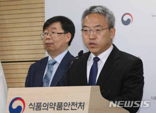 【청주=뉴시스】강종민 기자 = 김장열 식품의약품안전처 소비자위해예방국장이 7일 오전 충북 청주 식약처에서 궐련형 전자담배의 유해성 분석결과를 발표하고 있다. 식약처는 국내 판매중인 궐련형 전자담배가 일반담배와 마찬가지로 포름알데히드, 벤젠 등 인체 발암물질이 검출됐으며 타르 함유량은 궐련형 전자담배 2개 제품에서 일반담배 보다 더 높게 나타났다고 밝혔다. 2018.06.07.&nbsp; ppkjm@newsis.com