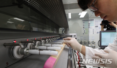 【청주=뉴시스】강종민 기자 = 7일 오전 충북 청주 식약처에서 연구원들이 국내 판매중인 궐련형 전자담배의 유해성분 분석실험을 하고 있다. 식약처는 궐련형 전자담배가 일반담배와 마찬가지로 포름알데히드, 벤젠 등 인체 발암물질이 검출됐으며, 타르 함유량은 궐련형 전자담배 2개 제품에서 일반담배 보다 더 높게 나타났다고 밝혔다. 2018.06.07.&nbsp; ppkjm@newsis.com