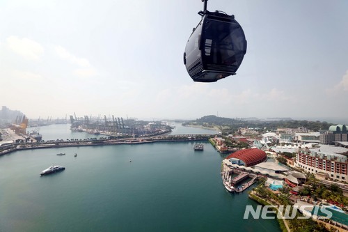 【싱가포르=뉴시스】조성봉 기자 = 북미정상회담을 닷새 앞둔 7일 오전 싱가포르 케이블카 스카이패스에서 센토사섬이 한눈에 보이고 있다. 가운데 보이는 다리가 싱가포르 시내와 센토사 섬을 잇는 유일한 도로로 이곳을 통제할 경우 취재진과 외부인은 접근할 수 없다. 싱가포르 정부는 10일부터 14일까지 센토사섬과 시내를 잇는 다리와 주변을 특별행사구역으로 지정했지만 모노레일과 케이블카 운영은 중단되지 않는다. 다만 내리지는 못하고 시작점으로 다시돌아와야 한다. 2018.06.07.suncho21@newsis.com
