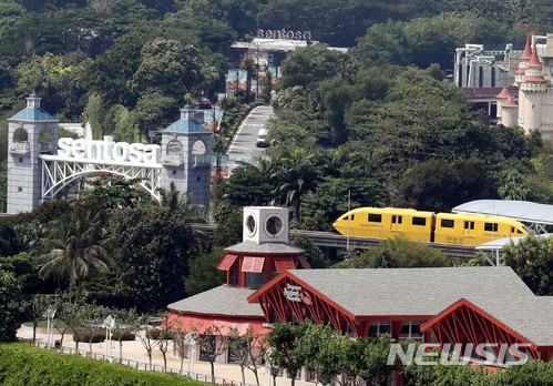 【싱가포르=뉴시스】조성봉 기자 = 북미정상회담을 닷새 앞둔 7일 오전 싱가포르 케이블카 스카이패스에서 센토사섬으로 들어가는 모노레일이 보이고 있다. 싱가포르 정부는 10일부터 14일까지 센토사섬과 시내를 잇는 다리와 주변을 특별행사구역으로 지정했지만 모노레일과 케이블카 운영은 중단되지 않는다. 다만 내리지는 못하고 시작점으로 다시돌아와야 한다. 2018.06.07.suncho21@newsis.com