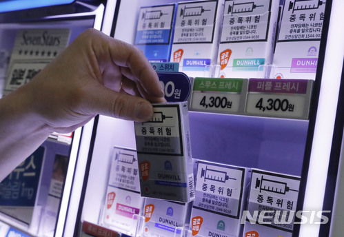 【서울=뉴시스】최동준 기자 = 7일 서울 시내 한 편의점에서 궐련형전자담배가 진열돼 있다.식품의약품안전처와 보건복지부는 국내 판매중인 궐련형전자담배 배출물에 포함된 니코틴, 타르 등 11개 유해성분을 분석한 결과 일반담배와 마찬가지로 포름알데히드·벤젠 등 인체발암물질이 검출됐다고 밝혔다. 2018.06.07. photocdj@newsis.com