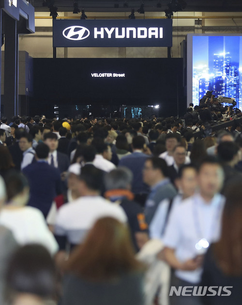 【부산=뉴시스】최진석 기자 = 7일 오전 부산시 해운대구 벡스코에서 열린 '2018 부산국제모터쇼' 프레스데이를 찾은 기자들로 행사장이 북적이고 있다. 올해 부산모터쇼에는 9개국 183개사가 3076개 부스를 마련한다. 국내 완성차는 현대, 제네시스, 기아, 한국GM, 르노삼성, 현대상용, 기아상용, 에디슨모터스 등 8개 브랜드가 참가하고, 해외완성차로는 BMW, MINI, 메르세데스-벤츠, 재규어, 랜드로버, 아우디, 토요타, 렉서스, 닛산, 인피니티, 만트럭 등 11개 브랜드가 참여, 이날 미디어데이를 시작으로 17일까지 11일 동안 부산 벡스코에서 진행된다. 2018.06.07.myjs@newsis.com